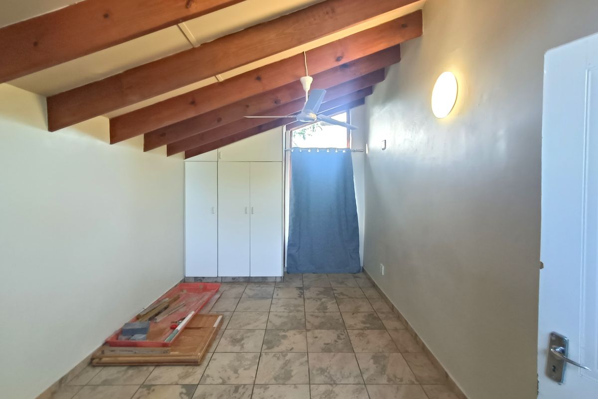 Charming Two-Bedroom Duet - Ideal for a Single Professional or Young Couple - Photo 5