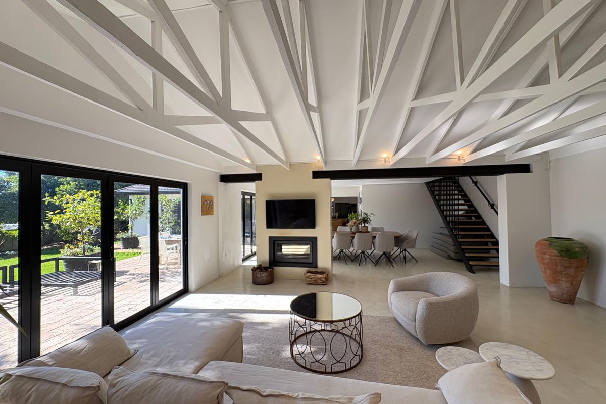 Charming 3-Bedroom Family Home with Loft & Garden Retreat – Prime Location! - Photo 3