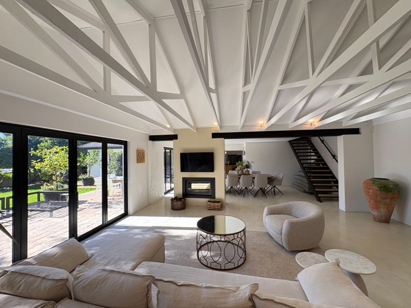 Charming 3-Bedroom Family Home with Loft & Garden Retreat – Prime Location! - Photo 3