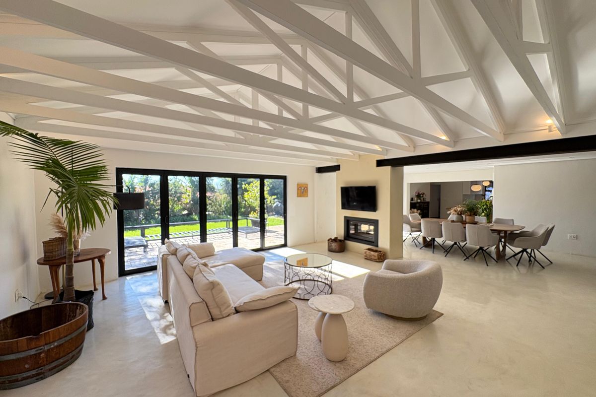 Charming 3-Bedroom Family Home with Loft & Garden Retreat – Prime Location! - Photo 2