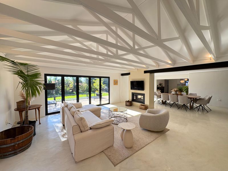 Charming 3-Bedroom Family Home with Loft & Garden Retreat – Prime Location! - Photo 2