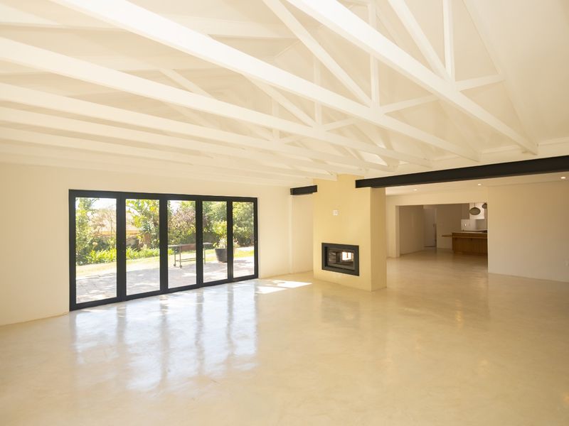 Charming 3-Bedroom Family Home with Loft & Garden Retreat – Prime Location! - Photo 8