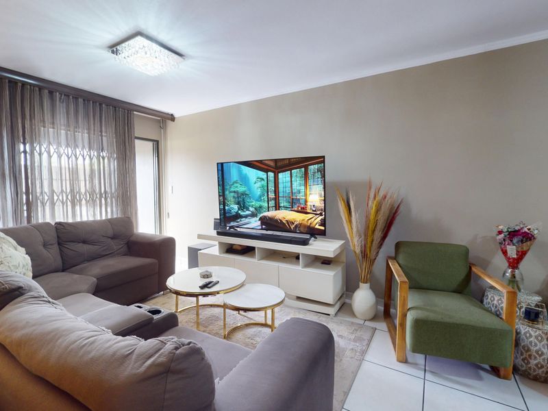 Stunning Modern Ground Floor Unit – Pet Friendly & Move-In Ready! - Photo 4