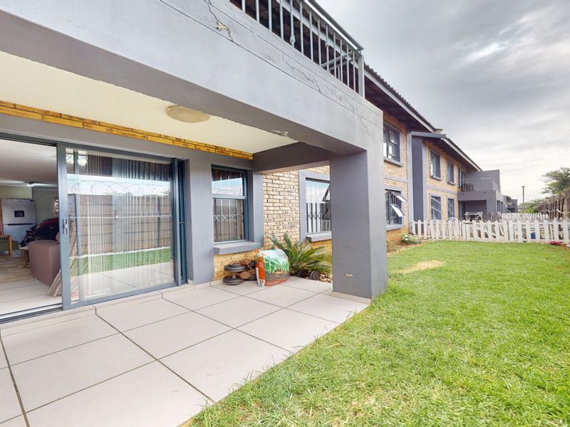 Stunning Modern Ground Floor Unit – Pet Friendly & Move-In Ready! - Photo 2