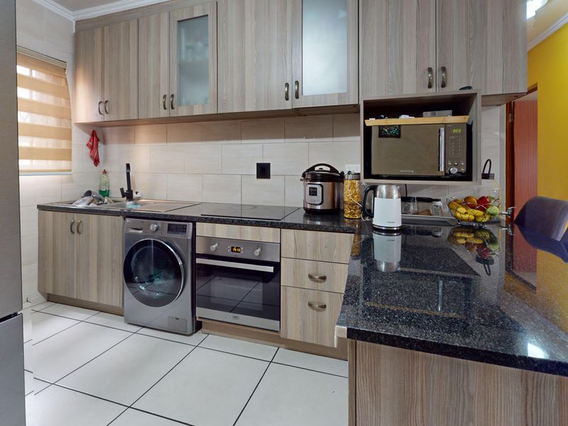 Stunning Modern Ground Floor Unit – Pet Friendly & Move-In Ready! - Photo 8