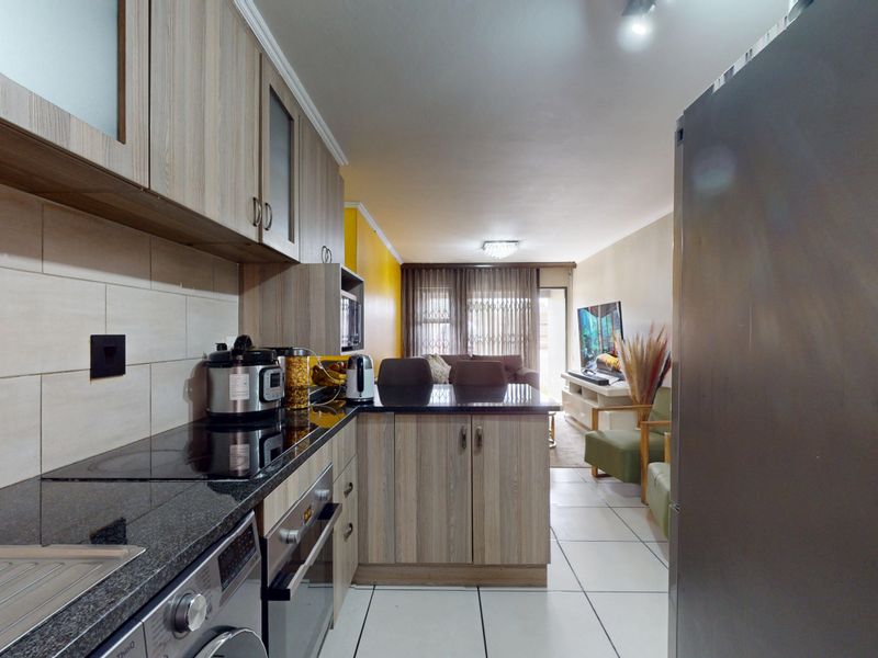 Stunning Modern Ground Floor Unit – Pet Friendly & Move-In Ready! - Photo 9