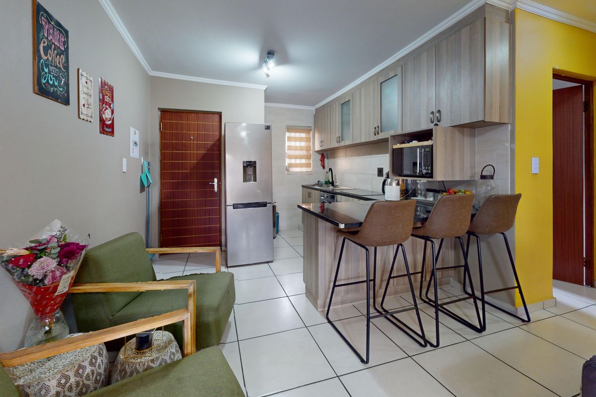 Stunning Modern Ground Floor Unit – Pet Friendly & Move-In Ready! - Photo 3