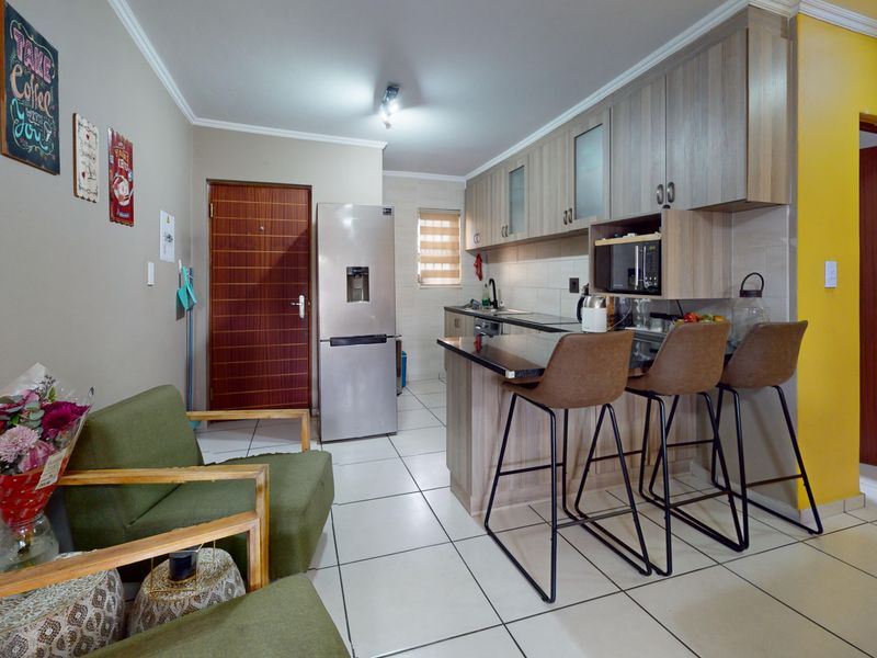 Stunning Modern Ground Floor Unit – Pet Friendly & Move-In Ready! - Photo 3