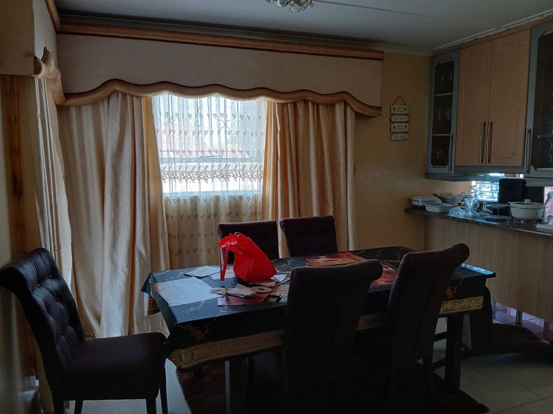 Exceptional 4-Bedroom Home with Massive Master Retreat - Photo 3