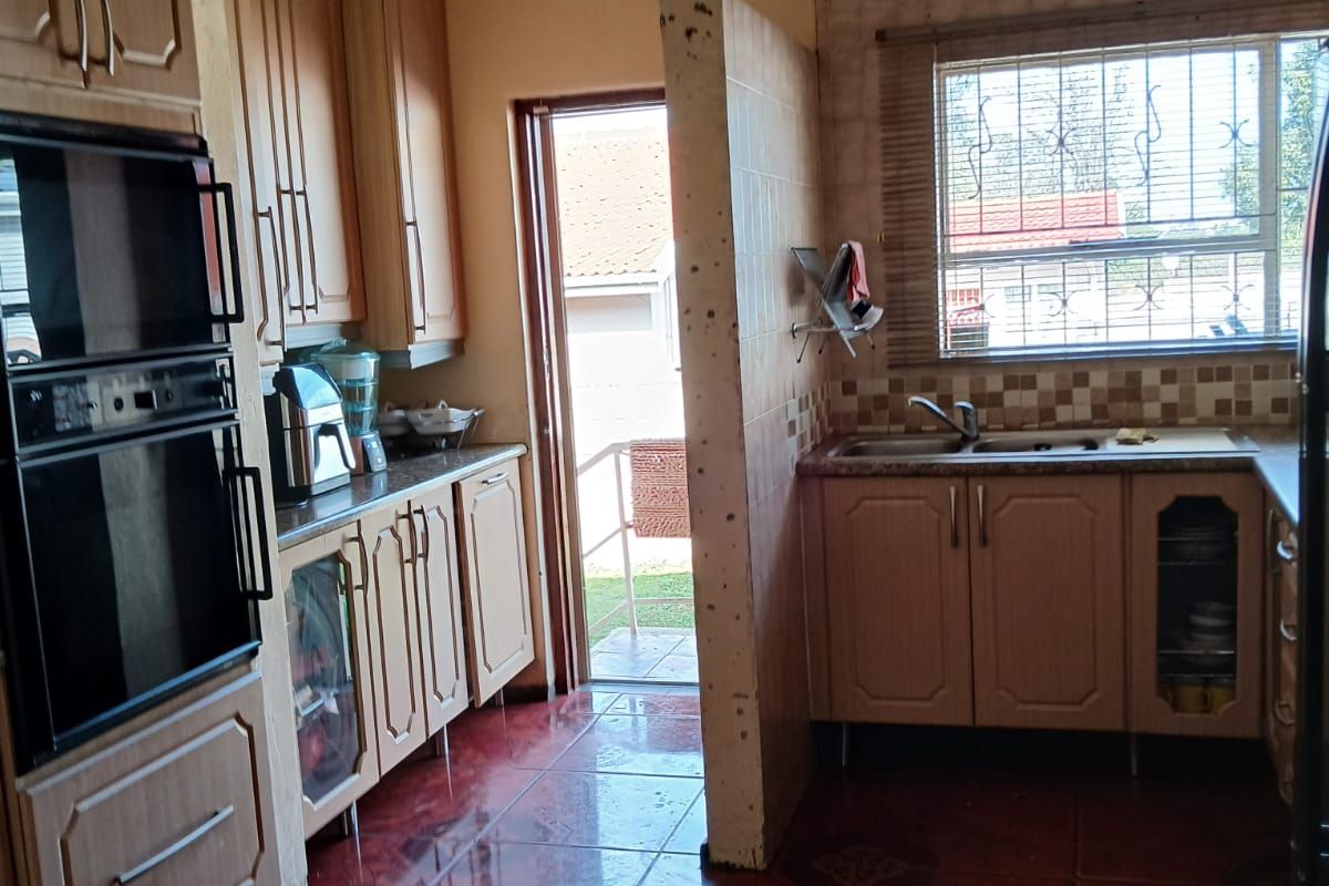 Exceptional 4-Bedroom Home with Massive Master Retreat - Photo 4