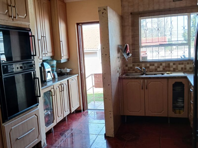 Exceptional 4-Bedroom Home with Massive Master Retreat - Photo 4