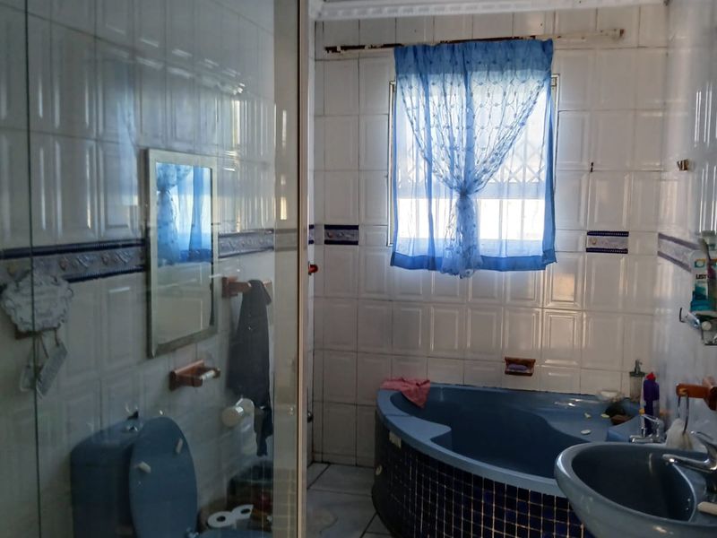 Exceptional 4-Bedroom Home with Massive Master Retreat - Photo 10