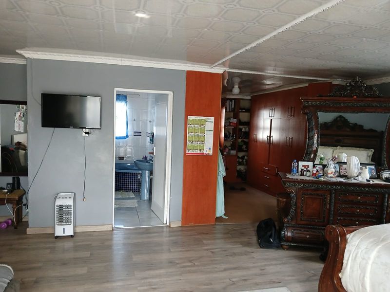 Exceptional 4-Bedroom Home with Massive Master Retreat - Photo 9