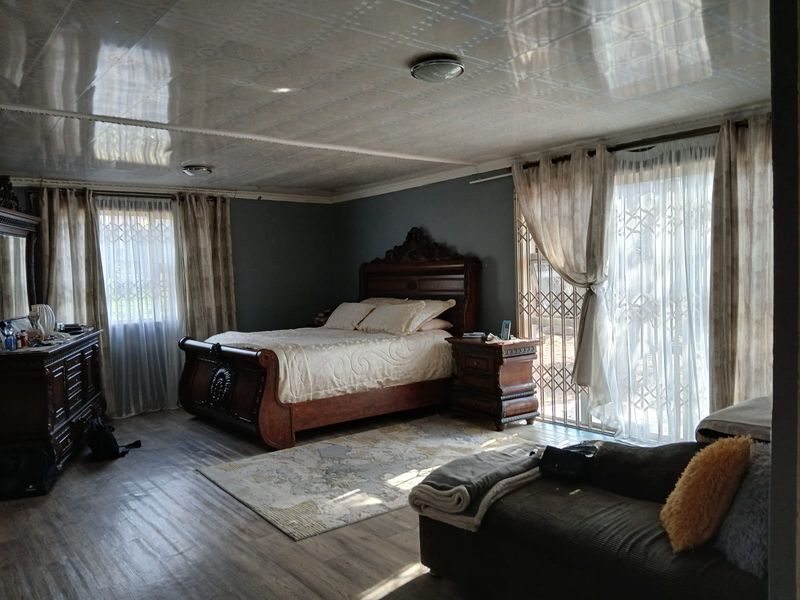 Exceptional 4-Bedroom Home with Massive Master Retreat - Photo 8