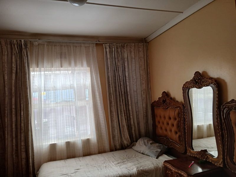 Exceptional 4-Bedroom Home with Massive Master Retreat - Photo 7