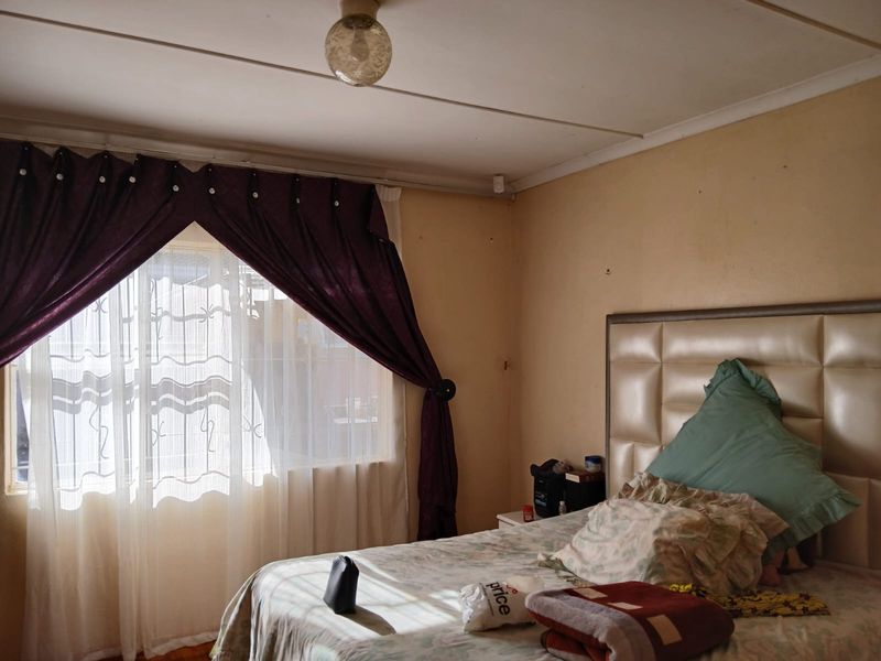 Exceptional 4-Bedroom Home with Massive Master Retreat - Photo 6