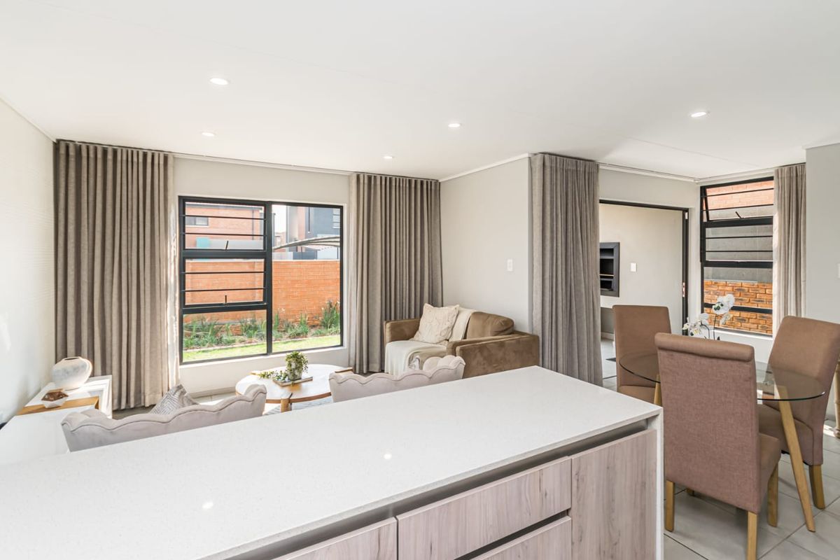 Free-standing home in 24-hour security estate - Photo 4