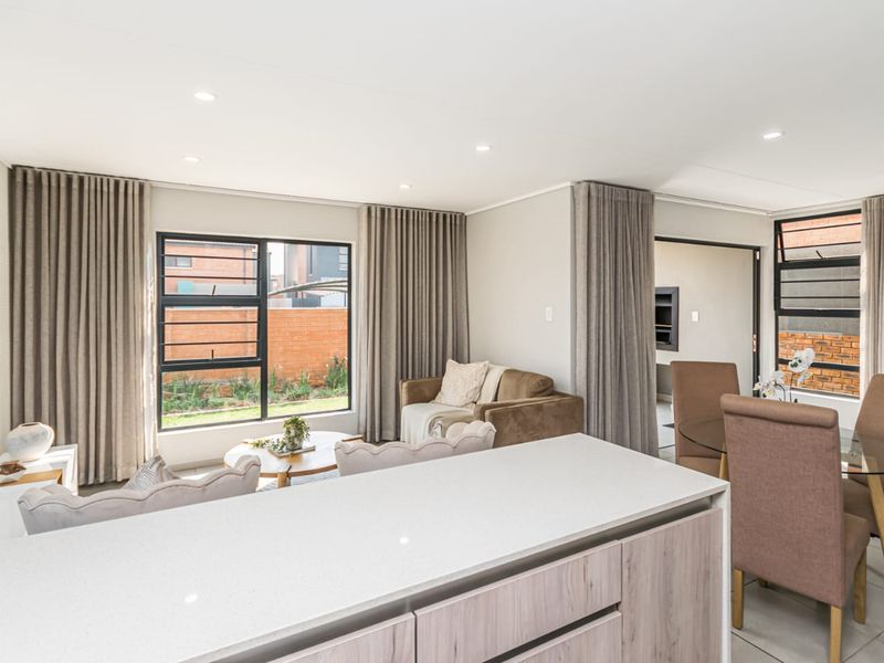 Free-standing home in 24-hour security estate - Photo 4