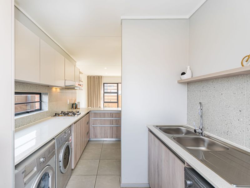 Free-standing home in 24-hour security estate - Photo 6