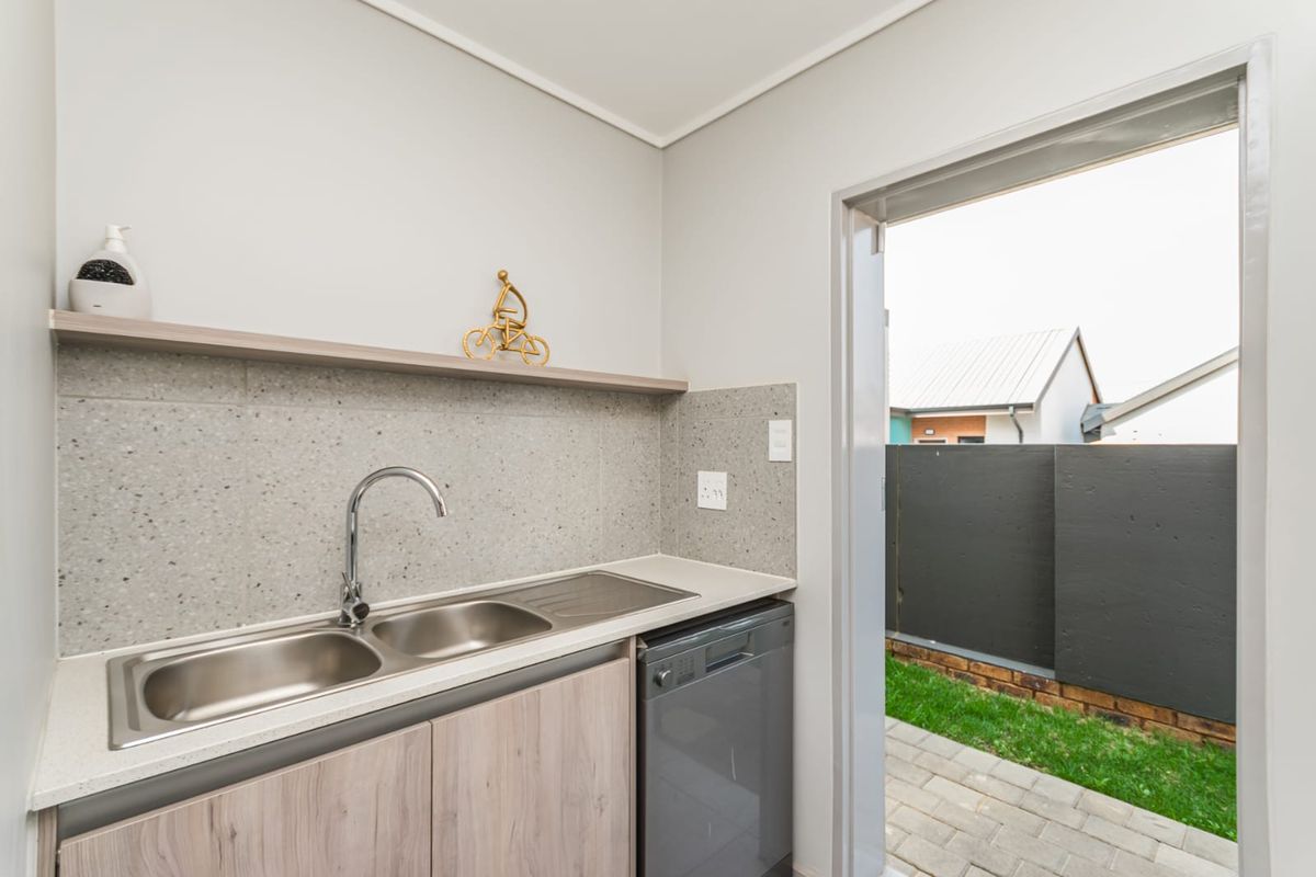 Free-standing home in 24-hour security estate - Photo 5