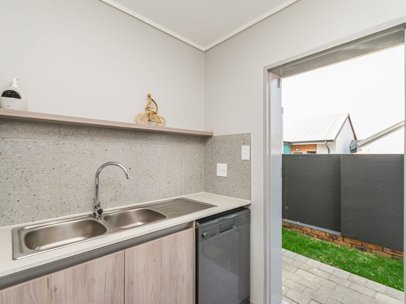 Free-standing home in 24-hour security estate - Photo 5