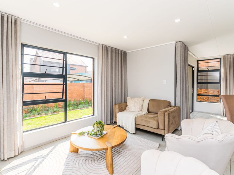 Free-standing home in 24-hour security estate - Photo 3