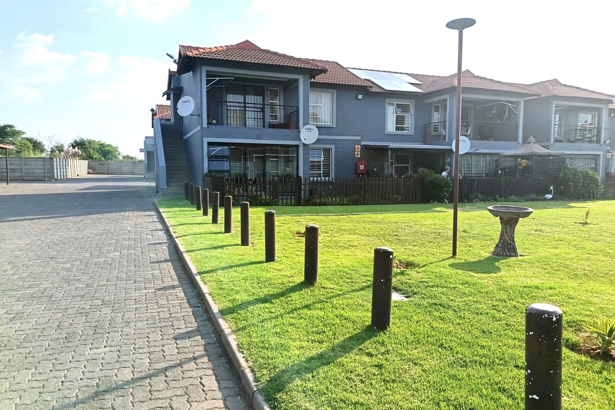 Modern Ground-Floor Living | Pet-Friendly with Private Garden, Back on the Market. - Photo 2