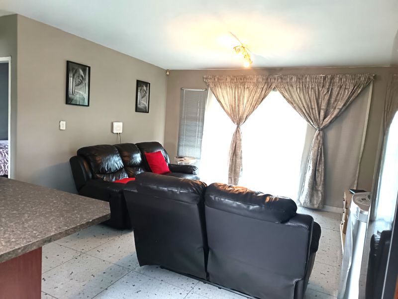 Modern Ground-Floor Living | Pet-Friendly with Private Garden, Back on the Market. - Photo 10