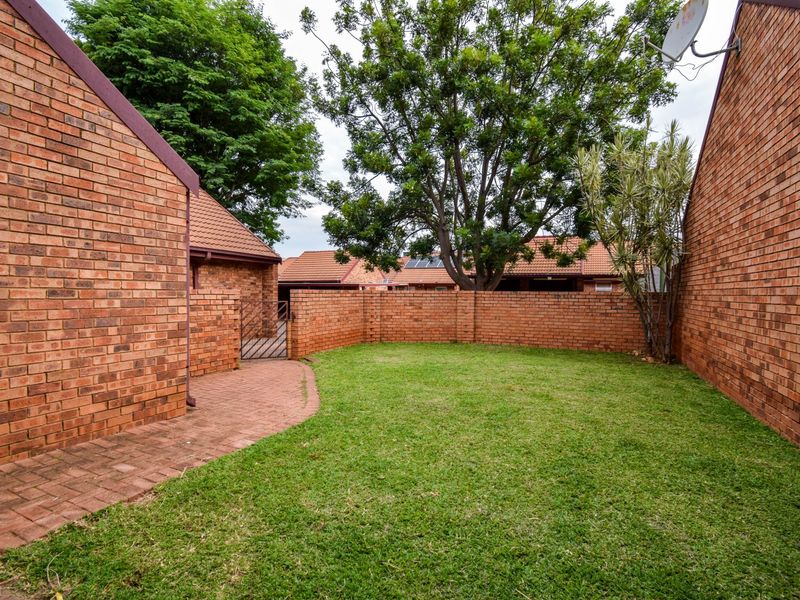 Newly renovated!  Full title Townhouse. - Photo 7