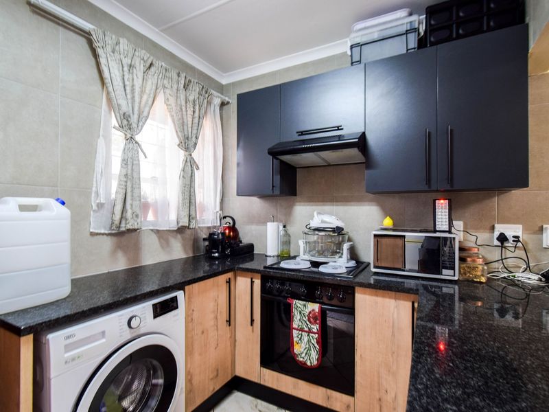 Newly renovated!  Full title Townhouse. - Photo 2