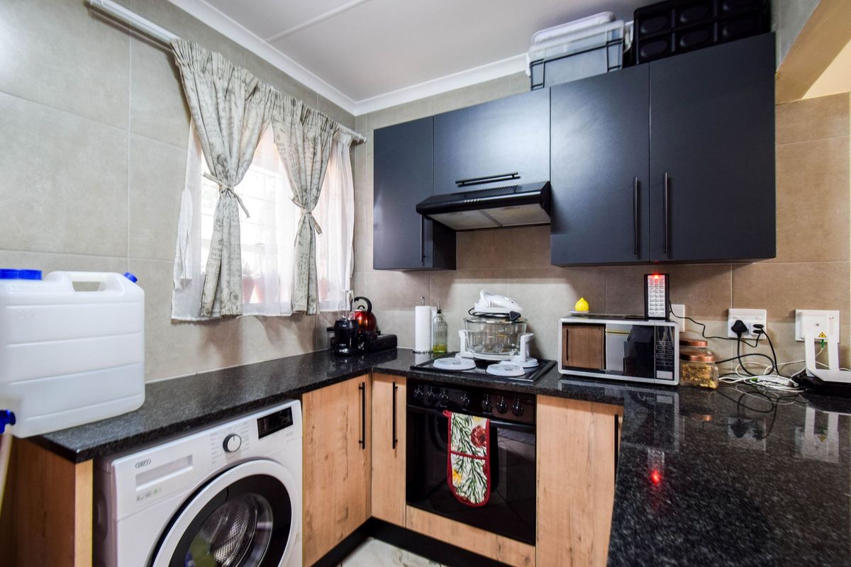 Newly renovated!  Full title Townhouse. - Photo 2