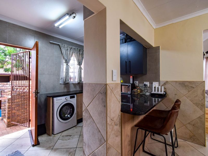 Newly renovated!  Full title Townhouse. - Photo 3