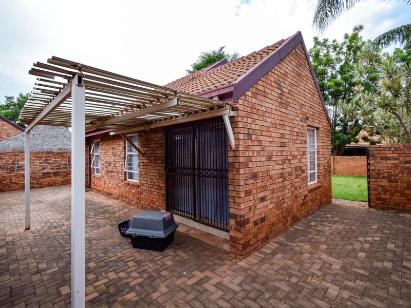 Newly renovated!  Full title Townhouse. - Photo 8