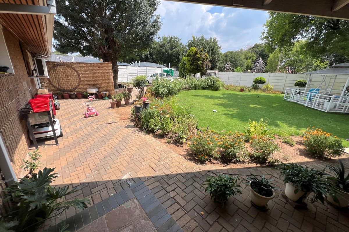 Spacious 6-bedroom home for sale in Irene Park, Klerksdorp—perfect for family living! - Photo 3