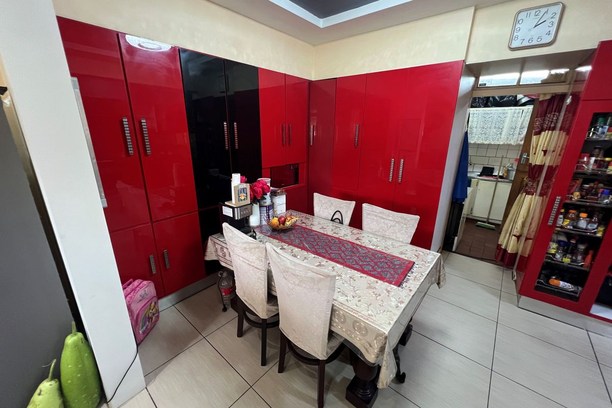 Spacious 6-bedroom home for sale in Irene Park, Klerksdorp—perfect for family living! - Photo 5