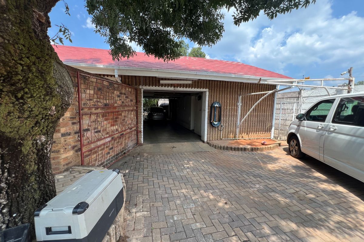 Spacious 6-bedroom home for sale in Irene Park, Klerksdorp—perfect for family living! - Photo 2