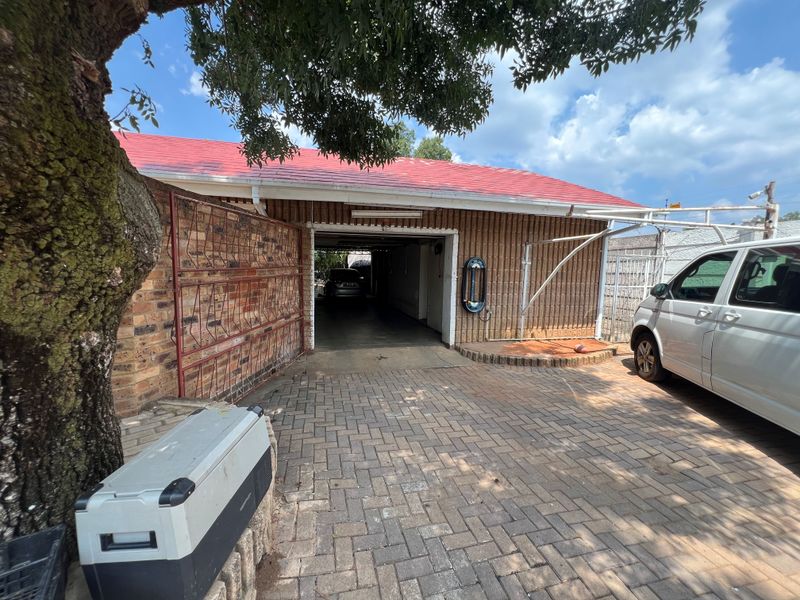 Spacious 6-bedroom home for sale in Irene Park, Klerksdorp—perfect for family living! - Photo 2