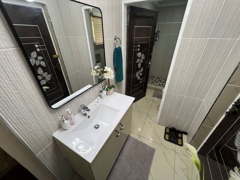 Spacious 6-bedroom home for sale in Irene Park, Klerksdorp—perfect for family living! - Photo 8