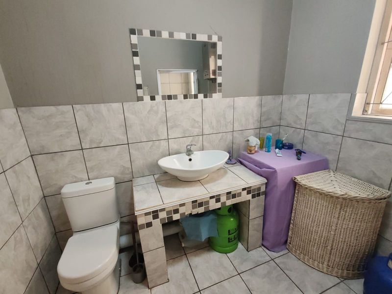 Excellent Investment or Dual Living Opportunity! Two houses on one erf! - Photo 4