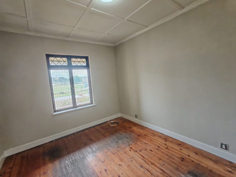 Excellent Investment or Dual Living Opportunity! Two houses on one erf! - Photo 2