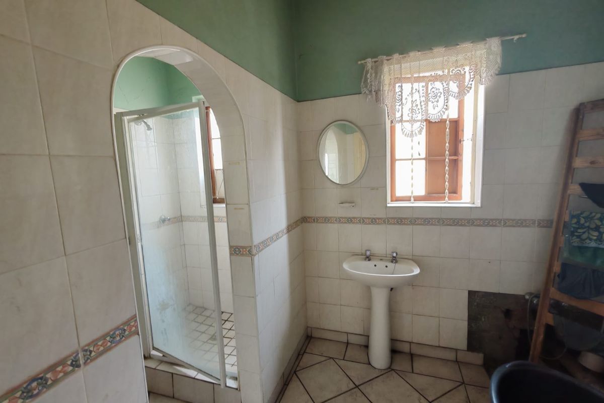 Excellent Investment or Dual Living Opportunity! Two houses on one erf! - Photo 5