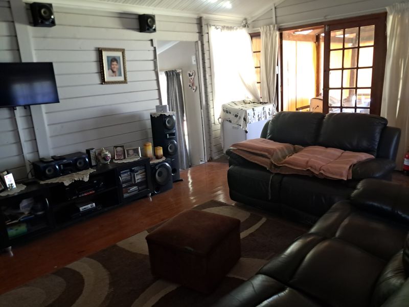 Tranquil Lakeside Living at Peatties Lake - Photo 4