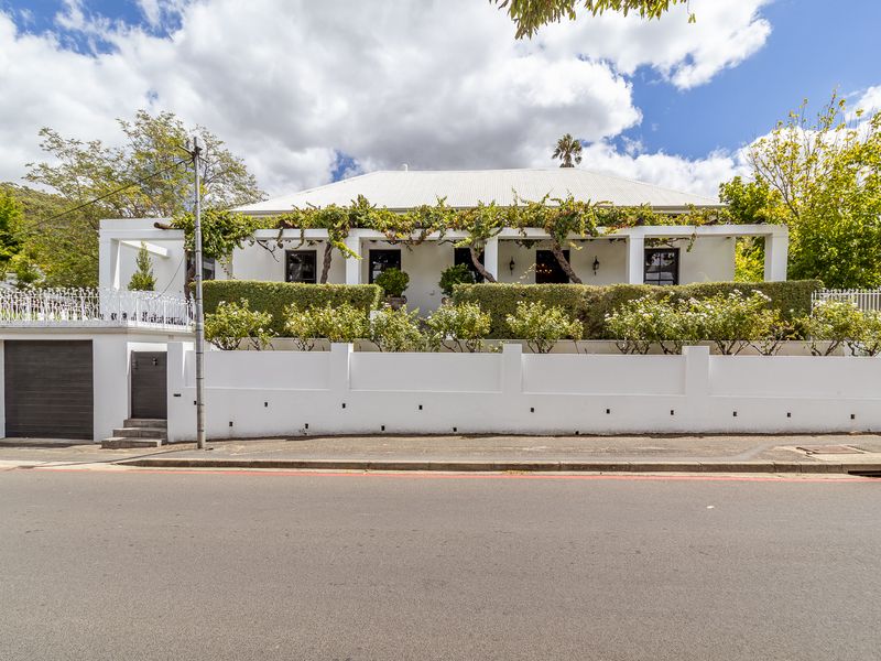 Sophisticated Family Home in Sought After Suburb - Photo 2