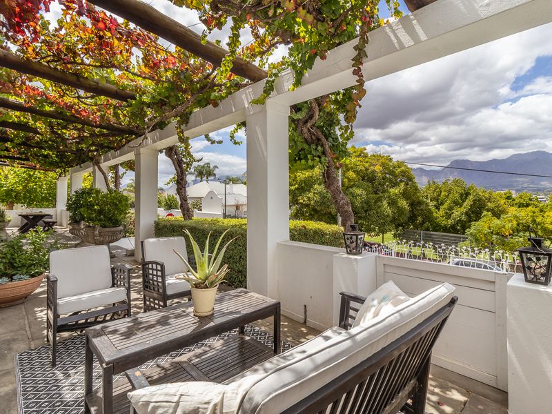 Sophisticated Family Home in Sought After Suburb - Photo 5