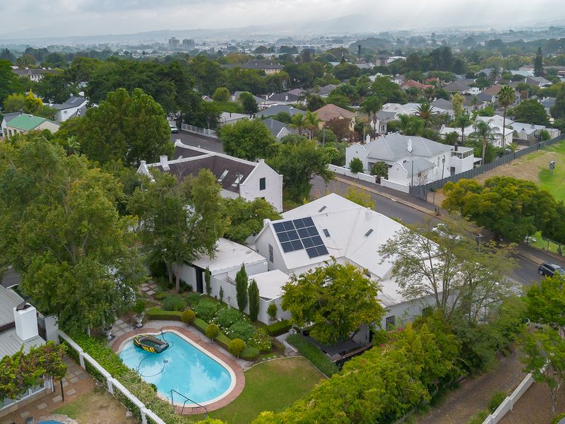 Sophisticated Family Home in Sought After Suburb - Photo 3