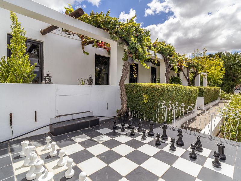 Sophisticated Family Home in Sought After Suburb - Photo 4