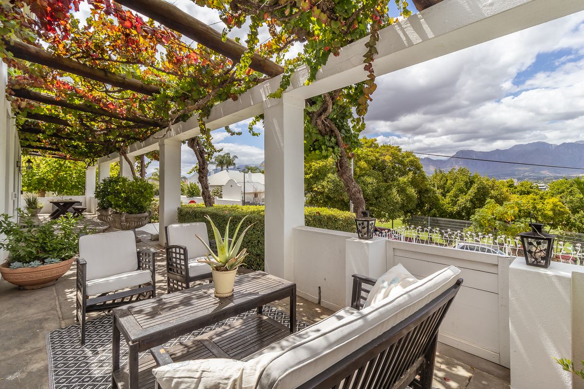 Sophisticated Family Home in Sought After Suburb - Photo 5