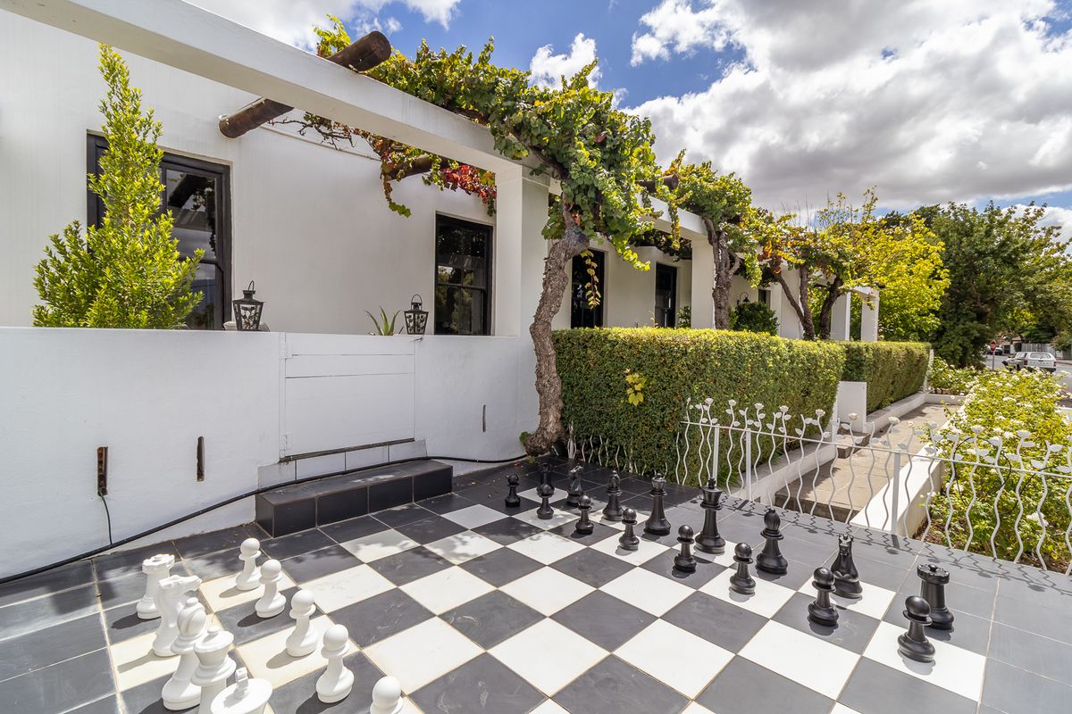 Sophisticated Family Home in Sought After Suburb - Photo 4