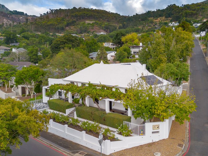 Sophisticated Family Home in Sought After Suburb - Photo 1