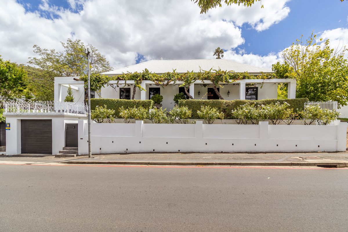 Sophisticated Family Home in Sought After Suburb - Photo 2